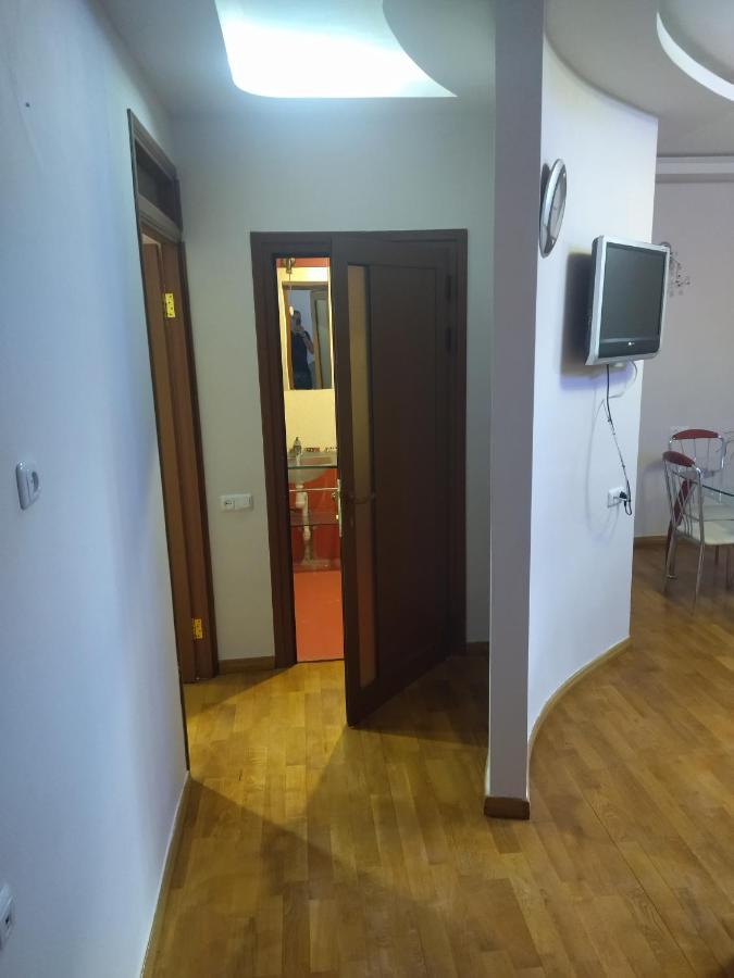 Abovyan 36 Apt & Tour Erevan Esterno foto