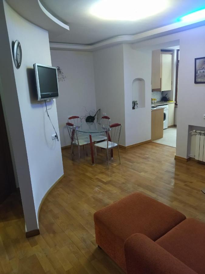 Abovyan 36 Apt & Tour Erevan Esterno foto